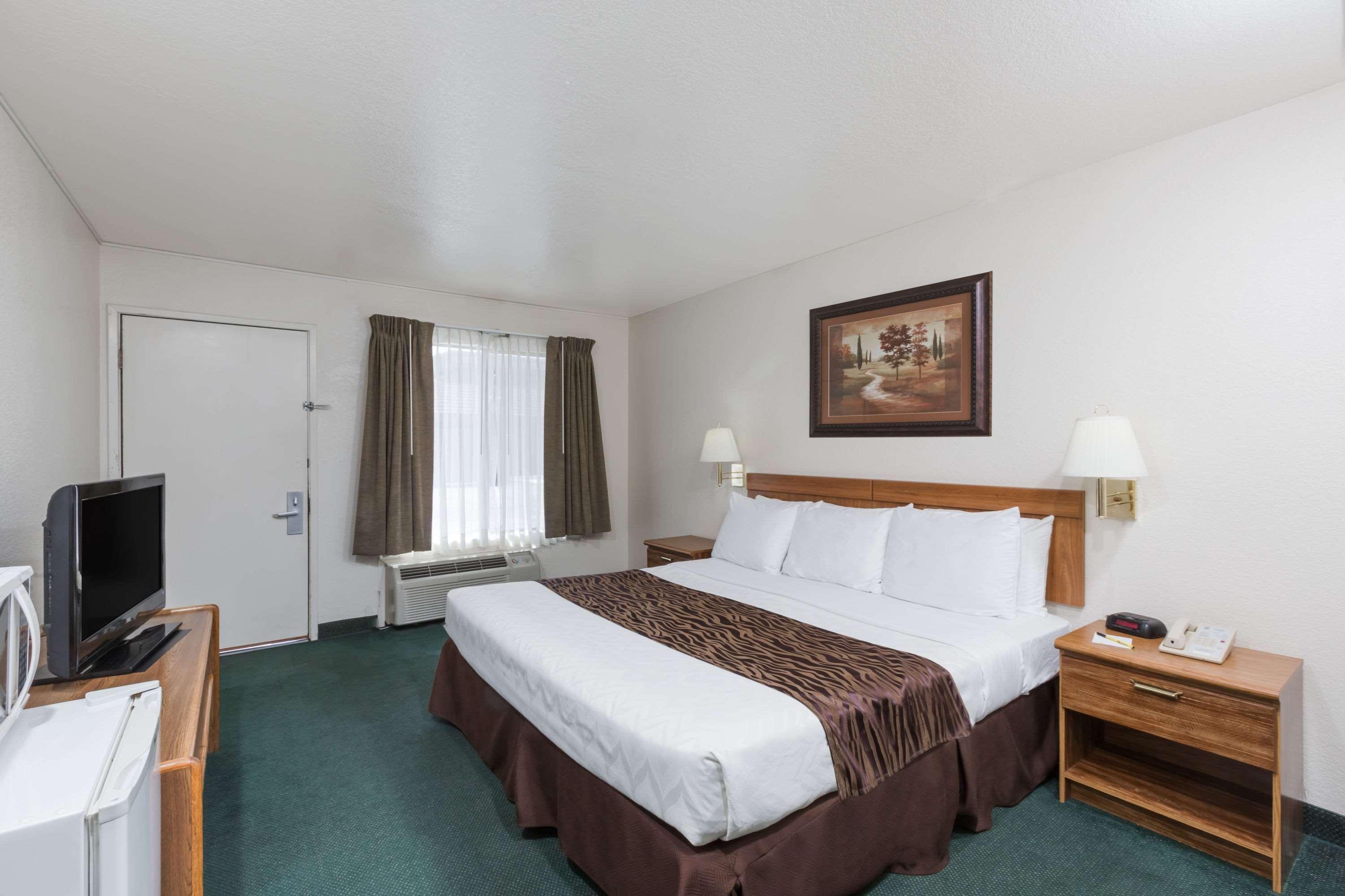 Super 8 By Wyndham Fort Bragg Dış mekan fotoğraf